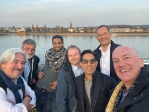 Le Kollektiv Gruppenfoto am Rhein