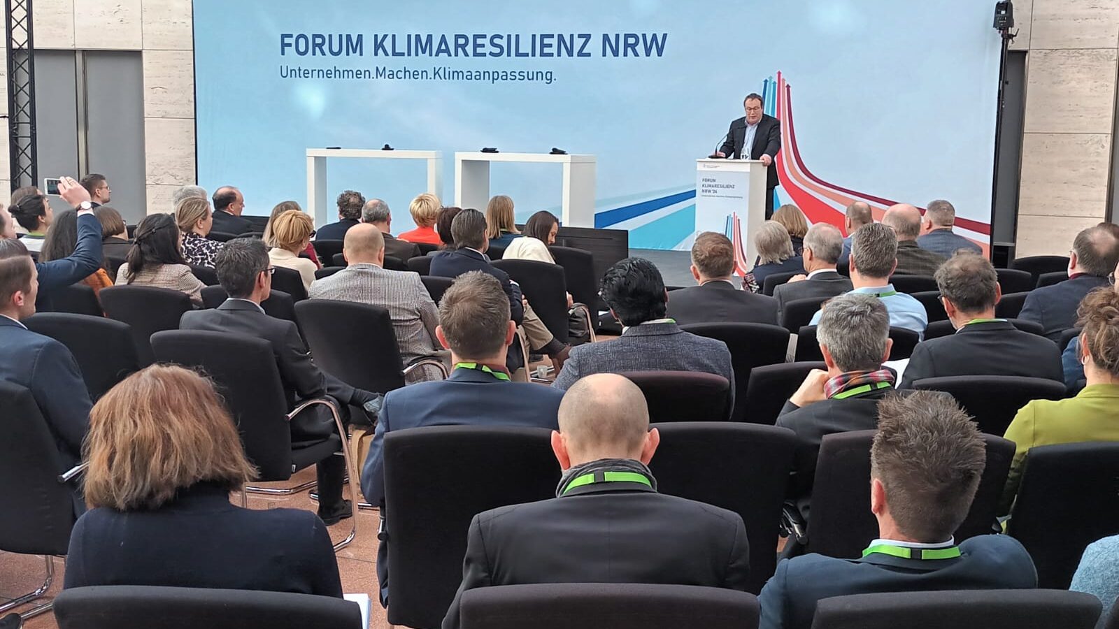 NRW-Umweltminister Krischer auf der Bühne